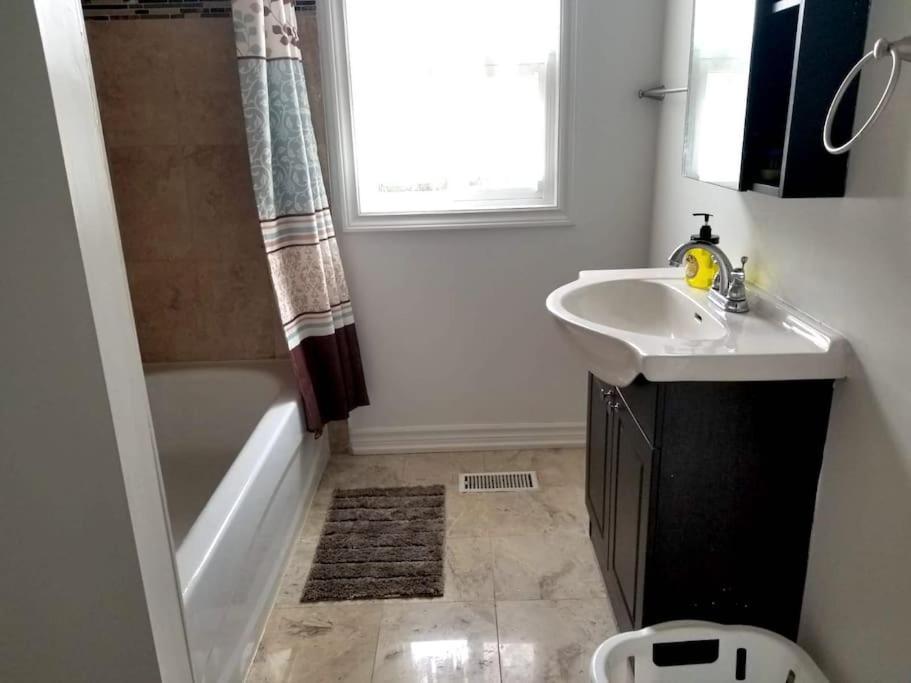 Spacious Mbr Near Kennedy Subway & Go Toronto Luaran gambar